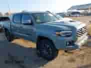 2023 Toyota Tacoma SR z VIN 3TMCZ5AN9PM626034, wystawiony jako IAAI lot #43517093 z przebiegiem 35 131 mil mil oraz . Historia ofert i sprzedaży dostępna na DreamBid. Obrazek 1.