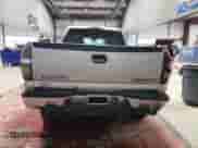 2004 Chevrolet Silverado 2500HD LT z VIN 1GCHK29G84E401927, wystawiony jako Copart lot #87168474 z przebiegiem 137 414 mil mil oraz Szkoda całkowita • Salvage title. Historia ofert i sprzedaży dostępna na DreamBid. Obrazek 6.
