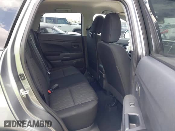 2023 Mitsubishi Outlander ES z VIN JA4ARUAU0PU016991, wystawiony jako IAAI lot #42406548 z przebiegiem 25 351 mil mil oraz . Historia ofert i sprzedaży dostępna na DreamBid. Obrazek 8.