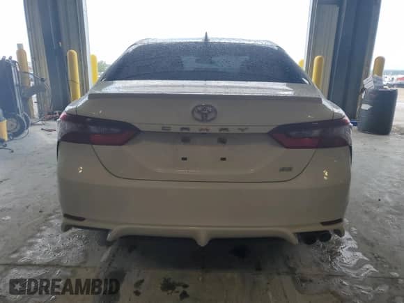 2021 Toyota Camry SE z VIN 4T1G11AK8MU600146, wystawiony jako Copart lot #67605565 z przebiegiem 84 937 mil mil oraz Szkoda całkowita • Salvage title. Historia ofert i sprzedaży dostępna na DreamBid. Obrazek 6.