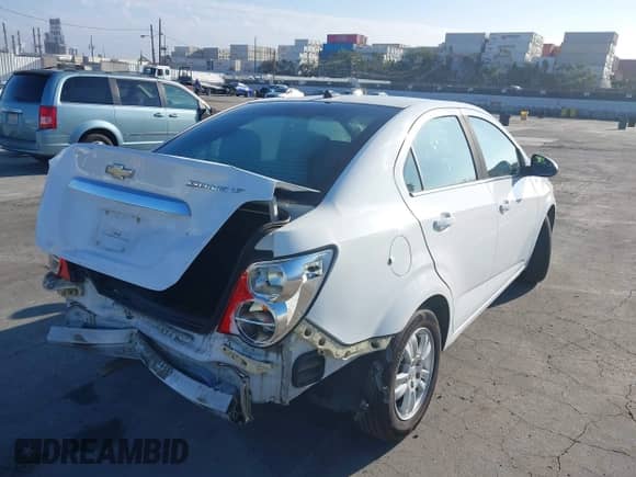 2013 Chevrolet Sonic LT z VIN 1G1JC5SG1D4163184, wystawiony jako IAAI lot #43299118 z przebiegiem 131 205 mil mil oraz . Historia ofert i sprzedaży dostępna na DreamBid. Obrazek 4.