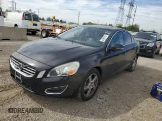 2013 Volvo S60 T5 Premier с VIN YV1612FS6D1220622, выставлен на аукционе Copart как лот 81965785 с пробегом 96 349 миль миль и Списание • Salvage title. История ставок и продаж доступна на DreamBid. Изображение 1.
