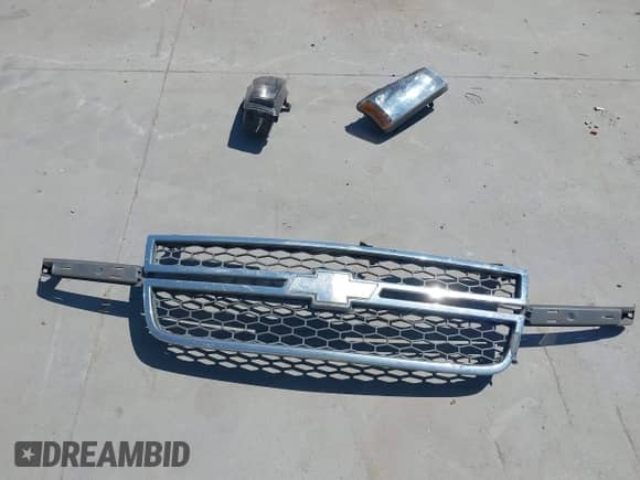 2005 Chevrolet Silverado 2500HD LS z VIN 1GCHC23215F806663, wystawiony jako IAAI lot #43004473 z przebiegiem 321 636 mil mil oraz . Historia ofert i sprzedaży dostępna na DreamBid. Obrazek 12.