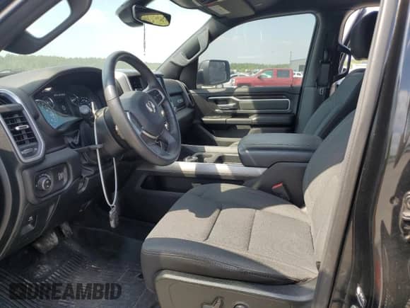 2023 Ram 1500 Big Horn z VIN 1C6RREBG2PN608059, wystawiony jako Copart lot #80358075 z przebiegiem 87 678 mil mil oraz Szkoda całkowita • Salvage title. Historia ofert i sprzedaży dostępna na DreamBid. Obrazek 7.