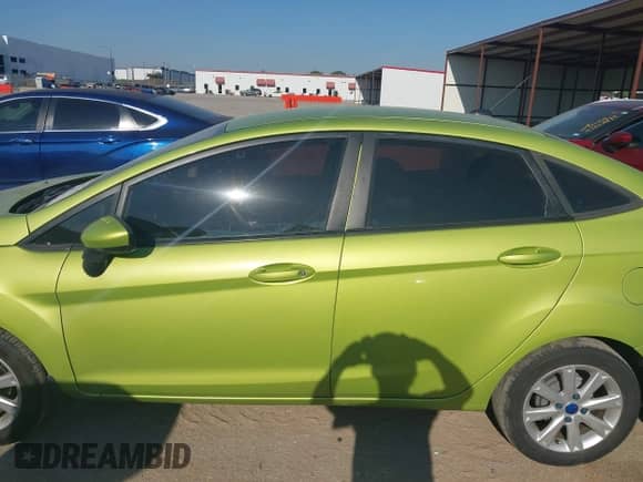 2011 Ford Fiesta SE z VIN 3FADP4BJ1BM193498, wystawiony jako IAAI lot #43203696 z przebiegiem 165 235 mil mil oraz . Historia ofert i sprzedaży dostępna na DreamBid. Obrazek 14.