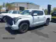 2023 Toyota Tundra Limited Hybrid z VIN 5TFJC5DBXPX037076, wystawiony jako IAAI lot #42324604 z przebiegiem 39 900 mil mil oraz . Historia ofert i sprzedaży dostępna na DreamBid. Obrazek 18.