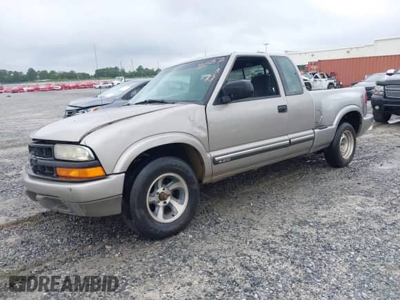 2000 Chevrolet S-10 LS with VIN 1GCCS19W1Y8258965, listed as a IAAI auction lot 42650532 with Not provided miles and . Bid and sale history available at DreamBid. Image 2.