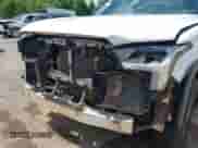 2025 Toyota Tundra SR5 z VIN 5TFLA5DB8SX265813, wystawiony jako IAAI lot #42659945 z przebiegiem 6 241 mil mil oraz . Historia ofert i sprzedaży dostępna na DreamBid. Obrazek 6.