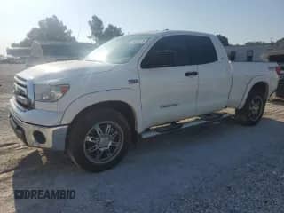 2013 Toyota Tundra z VIN 5TFUW5F14DX277874, wystawiony jako Copart lot #69395075 z przebiegiem 129 019 mil mil oraz Czysty tytuł • Clean title. Historia ofert i sprzedaży dostępna na DreamBid. Obrazek 1.