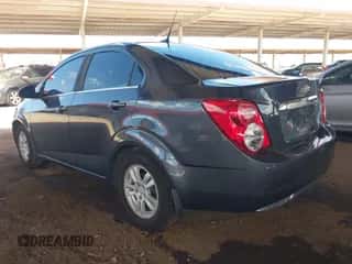 2013 Chevrolet Sonic LT с VIN 1G1JC5SB2D4163277, выставлен на аукционе IAAI как лот 43220978 с пробегом 79 874 миль миль и . История ставок и продаж доступна на DreamBid. Изображение 3.