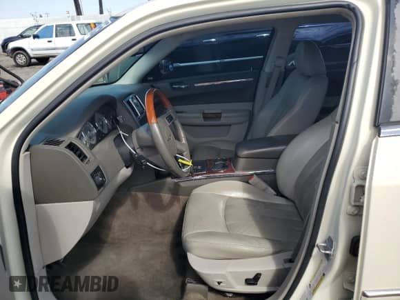 2010 Chrysler 300 C Hemi с VIN 2C3CA6CT2AH329710, выставлен на аукционе Copart как лот 47230665 с пробегом 134 839 миль миль и Чистый • Clean title. История ставок и продаж доступна на DreamBid. Изображение 7.