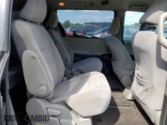 2015 Toyota Sienna LE z VIN 5TDJK3DC1FS112266, wystawiony jako Copart lot #68496085 z przebiegiem 84 619 mil mil oraz Szkoda całkowita • Salvage title. Historia ofert i sprzedaży dostępna na DreamBid. Obrazek 11.