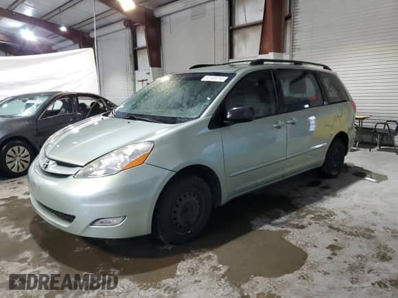 2010 Toyota Sienna CE z VIN 5TDKK4CC4AS315740, wystawiony jako Copart lot #82469755 z przebiegiem 256 689 mil mil oraz Czysty tytuł • Clean title. Historia ofert i sprzedaży dostępna na DreamBid. Obrazek 1.