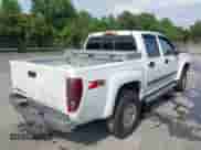 2008 Chevrolet Colorado 1LT z VIN 1GCDT13E788121174, wystawiony jako IAAI lot #37409760 z przebiegiem 83 953 mil mil oraz . Historia ofert i sprzedaży dostępna na DreamBid. Obrazek 4.