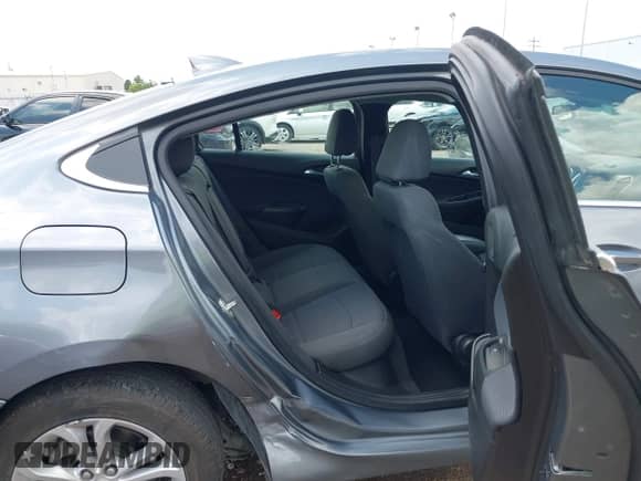 2019 Chevrolet Cruze LT z VIN 1G1BE5SM4K7139171, wystawiony jako IAAI lot #43127377 z przebiegiem 44 293 mil mil oraz . Historia ofert i sprzedaży dostępna na DreamBid. Obrazek 8.