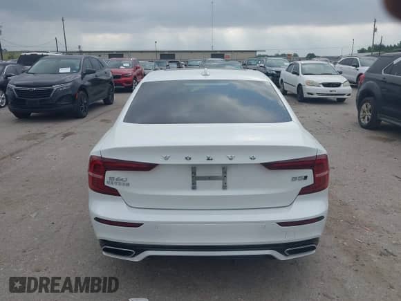 2022 Volvo S60 Momentum z VIN 7JRL12TZ5NG161962, wystawiony jako IAAI lot #42289592 z przebiegiem 62 043 mil mil oraz . Historia ofert i sprzedaży dostępna na DreamBid. Obrazek 16.