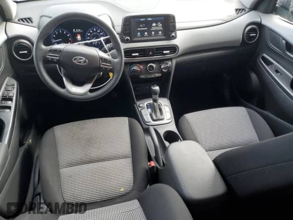 2021 Hyundai Kona SE z VIN KM8K12AA1MU687279, wystawiony jako Copart lot #71052535 z przebiegiem 83 934 mil mil oraz Czysty tytuł • Clean title. Historia ofert i sprzedaży dostępna na DreamBid. Obrazek 8.