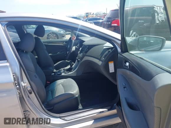 2015 Hyundai Sonata Limited z VIN KMHEC4A42FA124453, wystawiony jako IAAI lot #42030778 z przebiegiem 86 730 mil mil oraz . Historia ofert i sprzedaży dostępna na DreamBid. Obrazek 5.