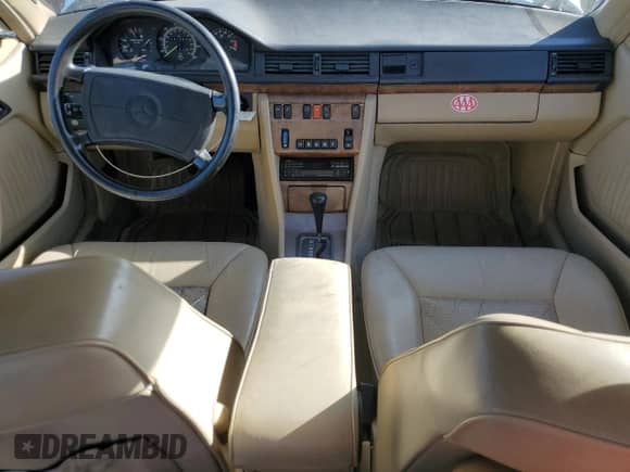 1990 Mercedes-Benz 300 CE с VIN WDBEA51D7LB092653, выставлен на аукционе Copart как лот 77023794 с пробегом 141 095 миль миль и Чистый • Clean title. История ставок и продаж доступна на DreamBid. Изображение 8.