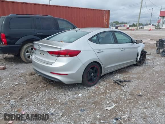 2017 Hyundai Elantra SE z VIN 5NPD74LF0HH150838, wystawiony jako IAAI lot #43274870 z przebiegiem 135 673 mil mil oraz . Historia ofert i sprzedaży dostępna na DreamBid. Obrazek 4.