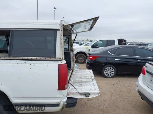 1997 Chevrolet Silverado 3500 с VIN 1GCGC33J4VF013057, выставлен на аукционе IAAI как лот 41596450 с пробегом 302 666 миль миль и . История ставок и продаж доступна на DreamBid. Изображение 13.