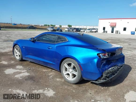2018 Chevrolet Camaro 1LS z VIN 1G1FA1RX6J0169186, wystawiony jako IAAI lot #42102784 z przebiegiem 51 463 mil mil oraz . Historia ofert i sprzedaży dostępna na DreamBid. Obrazek 3.