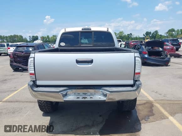 2010 Toyota Tacoma PreRunner z VIN 3TMJU4GN5AM093419, wystawiony jako IAAI lot #42882575 z przebiegiem 227 641 mil mil oraz . Historia ofert i sprzedaży dostępna na DreamBid. Obrazek 16.