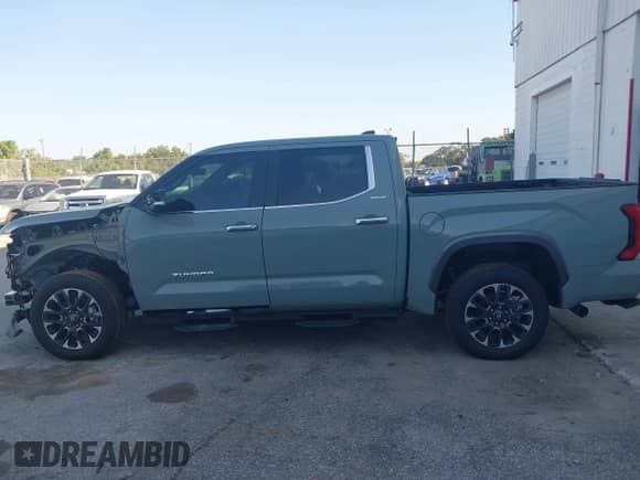 2025 Toyota Tundra Limited with VIN 5TFJA5DB3SX323804, listed as a IAAI auction lot 43213270 with 202 mi miles and . Bid and sale history available at DreamBid. Image 14.