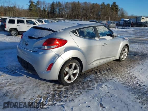 2012 Hyundai Veloster w/Gray Int z VIN KMHTC6AD0CU034568, wystawiony jako IAAI lot #41460659 z przebiegiem 141 826 mil mil oraz . Historia ofert i sprzedaży dostępna na DreamBid. Obrazek 4.