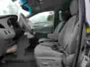 2011 Toyota Sienna LE z VIN 5TDKK3DC9BS047018, wystawiony jako Copart lot #82652505 z przebiegiem 151 351 mil mil oraz Czysty tytuł • Clean title. Historia ofert i sprzedaży dostępna na DreamBid. Obrazek 7.