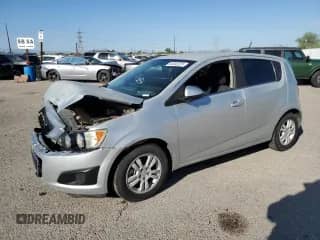 2015 Chevrolet Sonic LT z VIN 1G1JC6SH9F4123355, wystawiony jako Copart lot #84049225 z przebiegiem 99 933 mil mil oraz Szkoda całkowita • Salvage title. Historia ofert i sprzedaży dostępna na DreamBid. Obrazek 1.