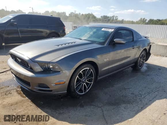 2013 Ford Mustang GT Premium z VIN 1ZVBP8CF4D5268350, wystawiony jako Copart lot #83868615 z przebiegiem 108 706 mil mil oraz Szkoda całkowita • Salvage title. Historia ofert i sprzedaży dostępna na DreamBid. Obrazek 1.