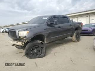 2012 Toyota Tundra z VIN 5TFDW5F18CX243032, wystawiony jako Copart lot #49074315 z przebiegiem 283 710 mil mil oraz Szkoda całkowita • Salvage title. Historia ofert i sprzedaży dostępna na DreamBid. Obrazek 1.