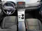 2021 Hyundai Kona SEL z VIN KM8K23AG4MU134990, wystawiony jako Copart lot #87367625 z przebiegiem 98 731 mil mil oraz Czysty tytuł • Clean title. Historia ofert i sprzedaży dostępna na DreamBid. Obrazek 8.