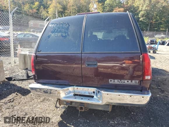 1997 Chevrolet Suburban with VIN 3GNFK16R5VG169845, listed as a Copart auction lot 87041435 with 219,237 mi miles and Salvage title. Bid and sale history available at DreamBid. Image 6.