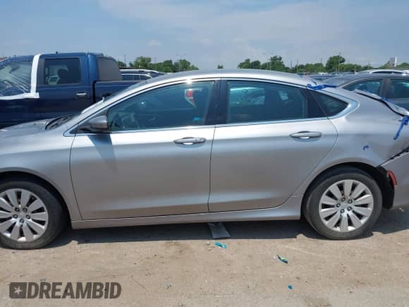 2015 Chrysler 200 LX с VIN 1C3CCCFB3FN698246, выставлен на аукционе IAAI как лот 43009893 с пробегом 58 276 миль миль и . История ставок и продаж доступна на DreamBid. Изображение 14.