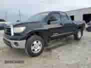 2013 Toyota Tundra z VIN 5TFUM5F1XDX046077, wystawiony jako Copart lot #65893365 z przebiegiem 240 153 mil mil oraz Szkoda całkowita • Salvage title. Historia ofert i sprzedaży dostępna na DreamBid. Obrazek 1.