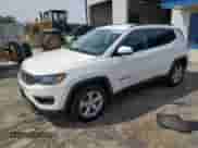 2019 Jeep Compass Latitude z VIN 3C4NJCBB6KT715423, wystawiony jako Copart lot #55070705 z przebiegiem 74 576 mil mil oraz Szkoda całkowita • Salvage title. Historia ofert i sprzedaży dostępna na DreamBid. Obrazek 1.