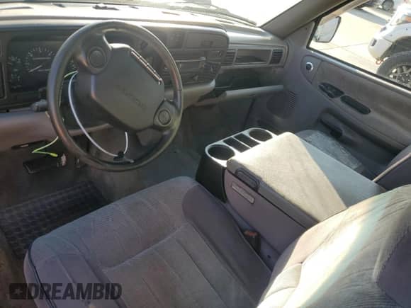 1996 Dodge 1500 с VIN 3B7HC13YXTG197440, выставлен на аукционе Copart как лот 46131835 с пробегом 224 246 миль миль и Списание • Salvage title. История ставок и продаж доступна на DreamBid. Изображение 8.