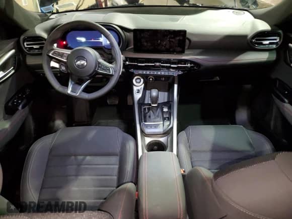 2024 Dodge Hornet R/T z VIN ZACPDFCW5R3A29983, wystawiony jako Copart lot #87265214 z przebiegiem 14 546 mil mil oraz Nie do naprawy • Non repairable. Historia ofert i sprzedaży dostępna na DreamBid. Obrazek 8.