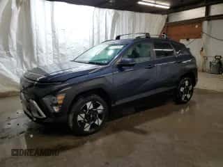 2024 Hyundai Kona SEL с VIN KM8HCCAB3RU119674, выставлен на аукционе Copart как лот 83327474 с пробегом 17 276 миль миль и Списание • Salvage title. История ставок и продаж доступна на DreamBid. Изображение 1.