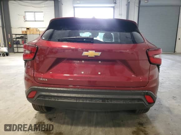 2024 Chevrolet Trax LS z VIN KL77LFE27RC245003, wystawiony jako Copart lot #68111855 z przebiegiem 20 068 mil mil oraz Czysty tytuł • Clean title. Historia ofert i sprzedaży dostępna na DreamBid. Obrazek 6.