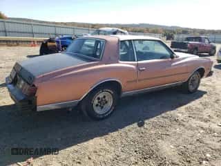 1979 Chevrolet Monte Carlo z VIN 1Z37H9D520488, wystawiony jako Copart lot #77283914 z przebiegiem 49 514 mil mil oraz Czysty tytuł • Clean title. Historia ofert i sprzedaży dostępna na DreamBid. Obrazek 3.