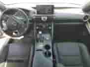 2022 Lexus IS 300 z VIN JTHD81F27N5048693, wystawiony jako Copart lot #49779663 z przebiegiem 2 569 mil mil oraz . Historia ofert i sprzedaży dostępna na DreamBid. Obrazek 8.