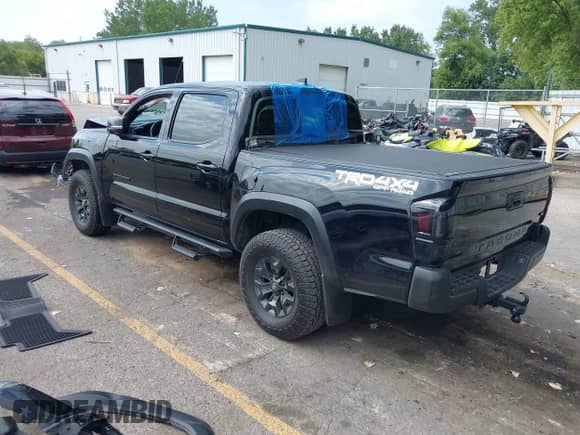 2023 Toyota Tacoma SR z VIN 3TMCZ5AN2PM585925, wystawiony jako IAAI lot #43009810 z przebiegiem 43 671 mil mil oraz . Historia ofert i sprzedaży dostępna na DreamBid. Obrazek 3.
