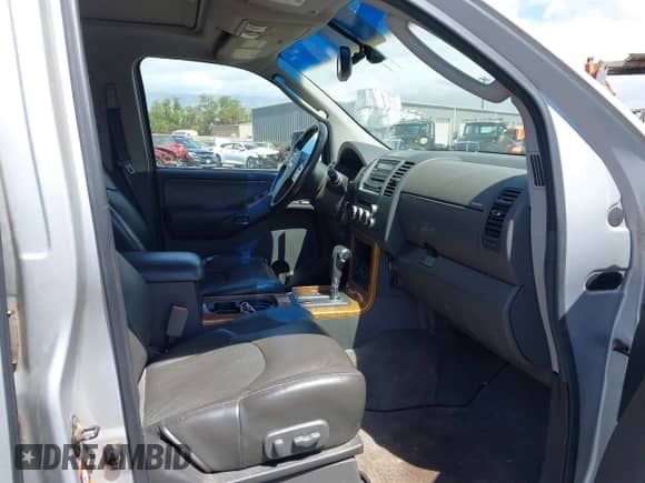 2005 Nissan Pathfinder SE z VIN 5N1AR18W85C708863, wystawiony jako IAAI lot #42585381 z przebiegiem 145 851 mil mil oraz . Historia ofert i sprzedaży dostępna na DreamBid. Obrazek 5.