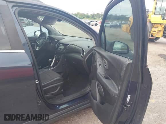 2018 Chevrolet Trax LT z VIN 3GNCJLSB3JL334772, wystawiony jako IAAI lot #43342083 z przebiegiem 161 859 mil mil oraz . Historia ofert i sprzedaży dostępna na DreamBid. Obrazek 5.