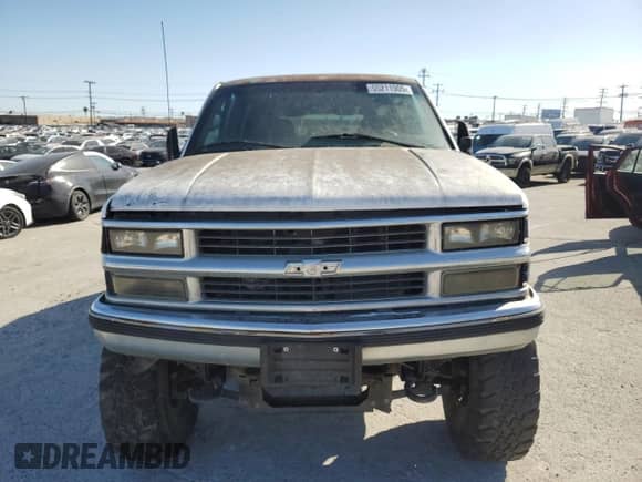 1999 Chevrolet Suburban с VIN 1GNGK26J7XJ489089, выставлен на аукционе Copart как лот 55211905 с пробегом 177 558 миль миль и Списание • Salvage title. История ставок и продаж доступна на DreamBid. Изображение 5.