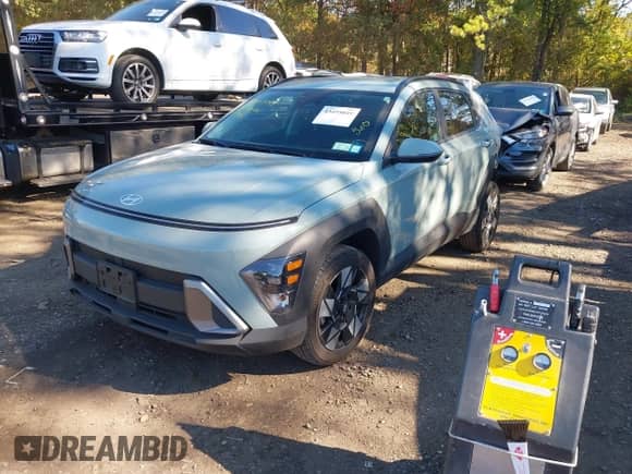 2024 Hyundai Kona SEL z VIN KM8HCCAB5RU051362, wystawiony jako IAAI lot #43495049 z przebiegiem 19 446 mil mil oraz . Historia ofert i sprzedaży dostępna na DreamBid. Obrazek 2.