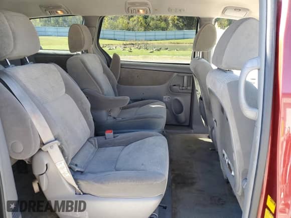 2010 Toyota Sienna LE z VIN 5TDKK4CC2AS309919, wystawiony jako Copart lot #82524135 z przebiegiem 196 955 mil mil oraz Szkoda całkowita • Salvage title. Historia ofert i sprzedaży dostępna na DreamBid. Obrazek 11.